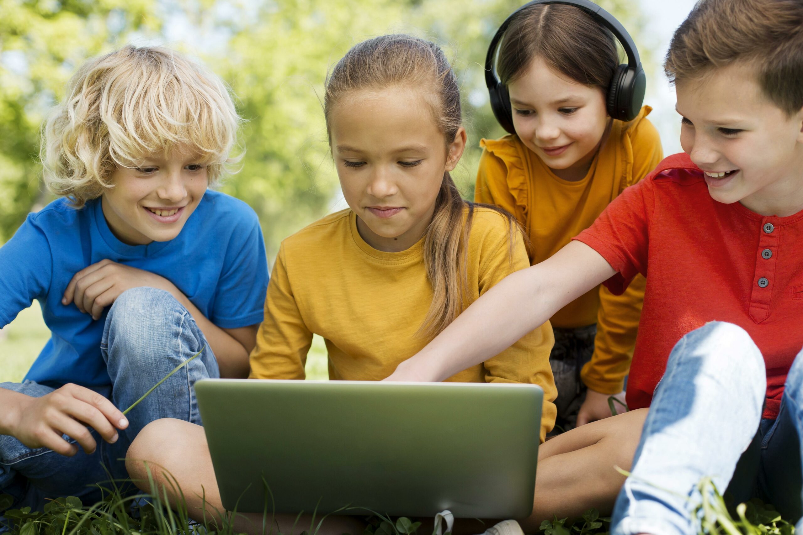 Close up kids with laptop headphones by Freepik